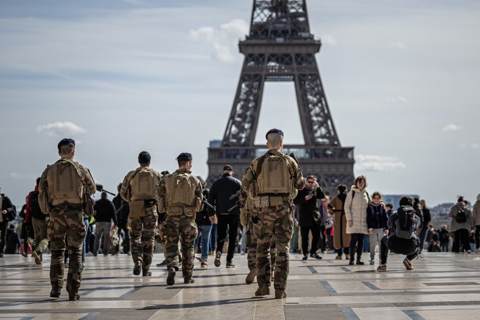 Френски войници патрулират в района на Айфеловата кула в Париж в понеделник , Сн. ЕПА/БГНЕС