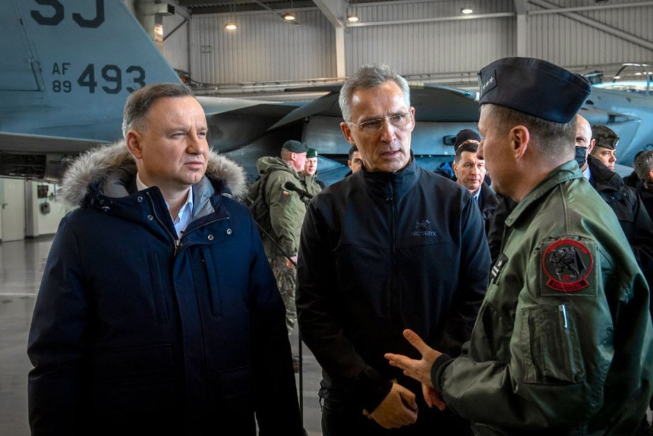 Полският президент Анджей Дуда (ляво) и генералният секретар на НАТО Йенс Столтенберг (в средата)