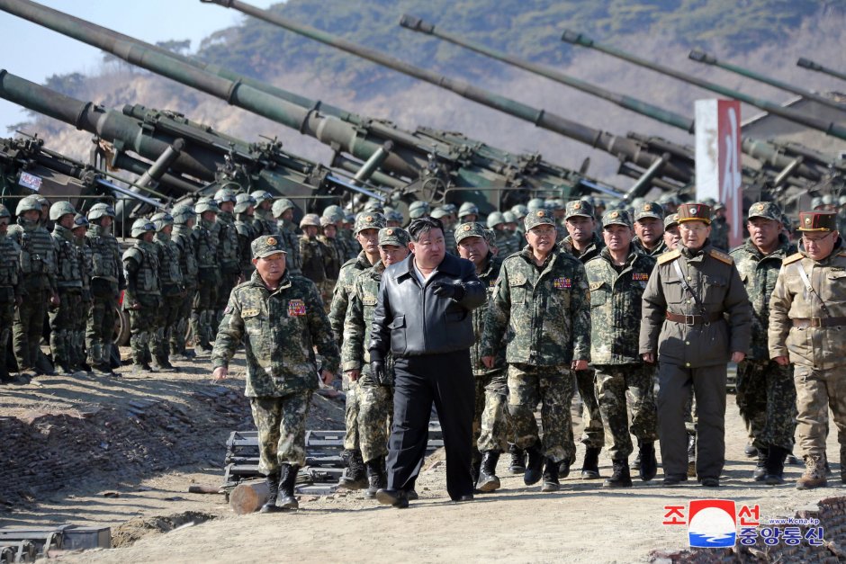 Ким Чен-ун ръководи учение за артилерийска стрелба на Корейската народна армия на 7 март 2024 г. Учението се проведе, докато Южна Корея и САЩ продължават годишните си 11-дневни военни учения "Щит на свободата". Сн. КЦТА/ЕПА/БГНЕС