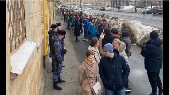 Руснаци масово се наредиха на опашки за протеста "По пладне срещу Путин"