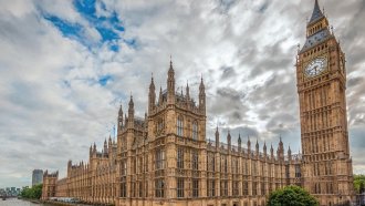 Скандал около британски депутат, изнудван от непознат мъж в приложение за запознанства