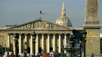 Френските депутати обсъждат забрана на дискриминация, свързана с афроплитките