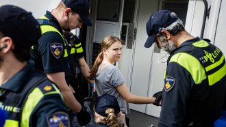 Грета Тунберг е била задържана по време на протест в Хага