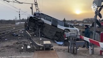 Седем загинали след катастрофа между автобус и влак край Москва заради пиян железничар