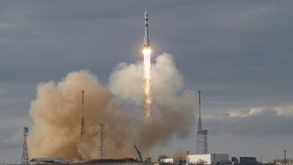 Руска ракета с 3 астронавти излетя към Международната космическа станция