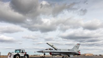 Държавният завод Авионамс все пак ще поддържа новите F-16
