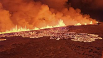Вулкан отново изригна в Исландия, град на пътя на лавата отново се евакуира