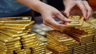 Златото достигна исторически максимум от 2222 долара за тройунция
