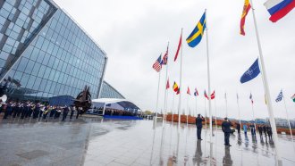 Флагът на Швеция беше издигнат пред централата на НАТО