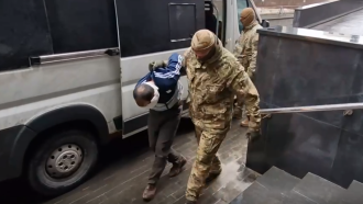 Видео показва как заподозрените за атаката край Москва са отведени до Следствения комитет