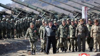 Ким Чен-ун ръководи "тренировъчен мач" между танкови подразделения (снимки)