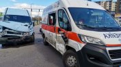 Линейка с пациент и бус се удариха в Пловдив. Пострадал е и лекар