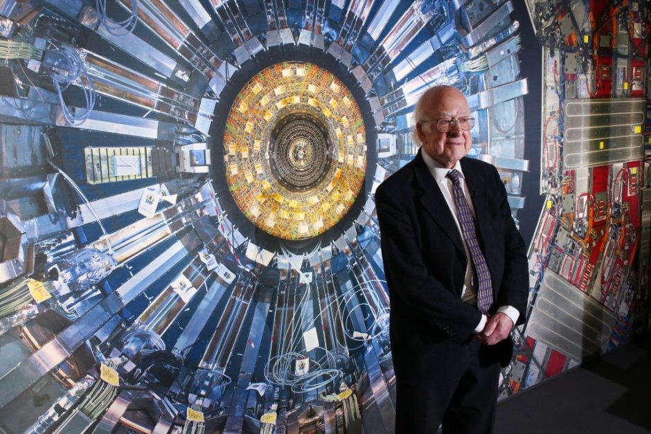 Питър Хигс на фона на снимка на Големия адронен колайдер, сн. GettyImages