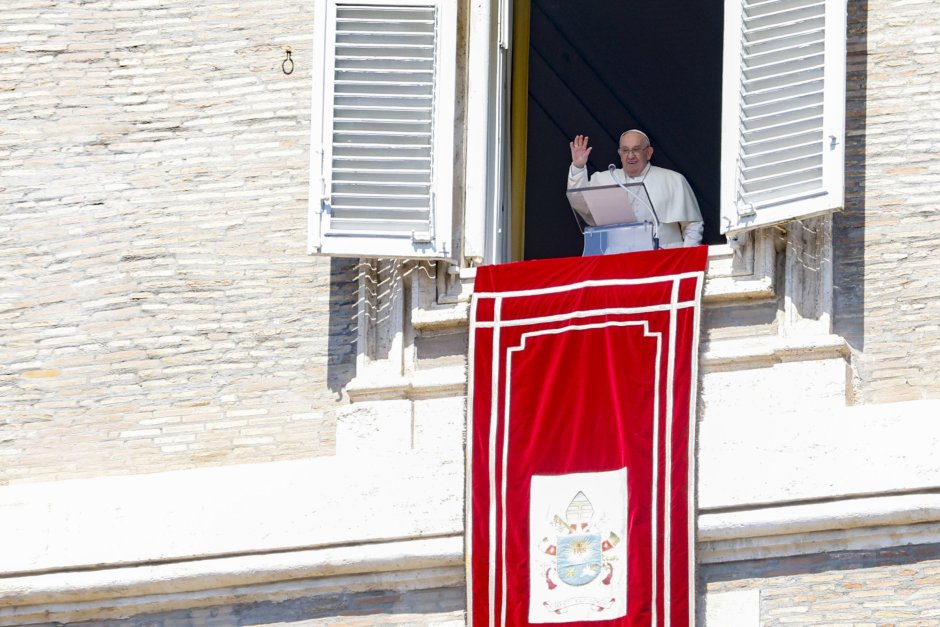 Папата говори пред вярващите на площада "Свети Петър", сн. ЕПА/БГНЕС