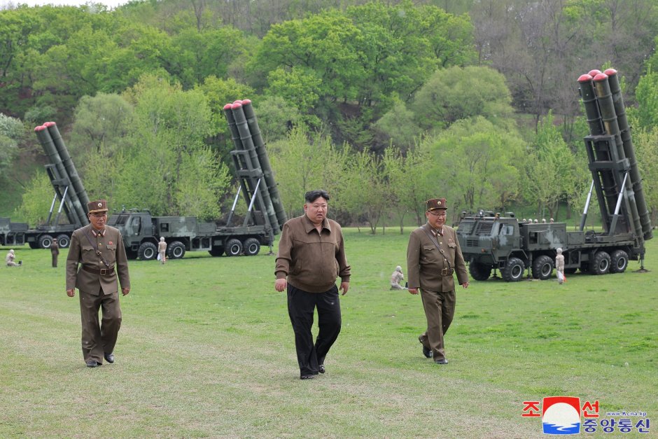 Севернокорейския лидер Ким Чен Ун наблюдава симулирана тренировка за ядрена контраатака на 22 април 2024 г. Сн. КЦТА