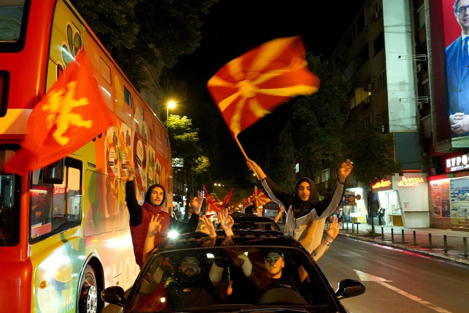 Симпатизанти на ВМРО-ДПМНЕ празнуват изборната победа, сн. ЕПА/БГНЕС