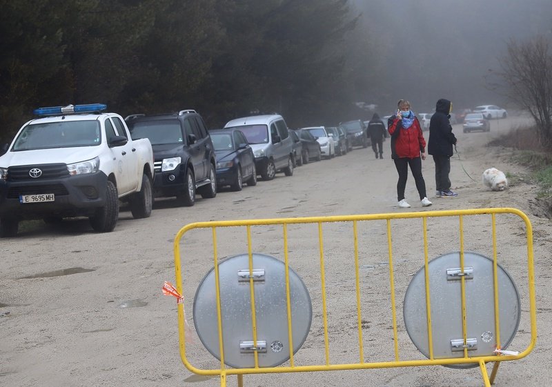 Липсата на достатъчн(о добра алтернатива на автомобилите за достъп до Витоша често води до задръствания в планината. Сн. БГНЕС