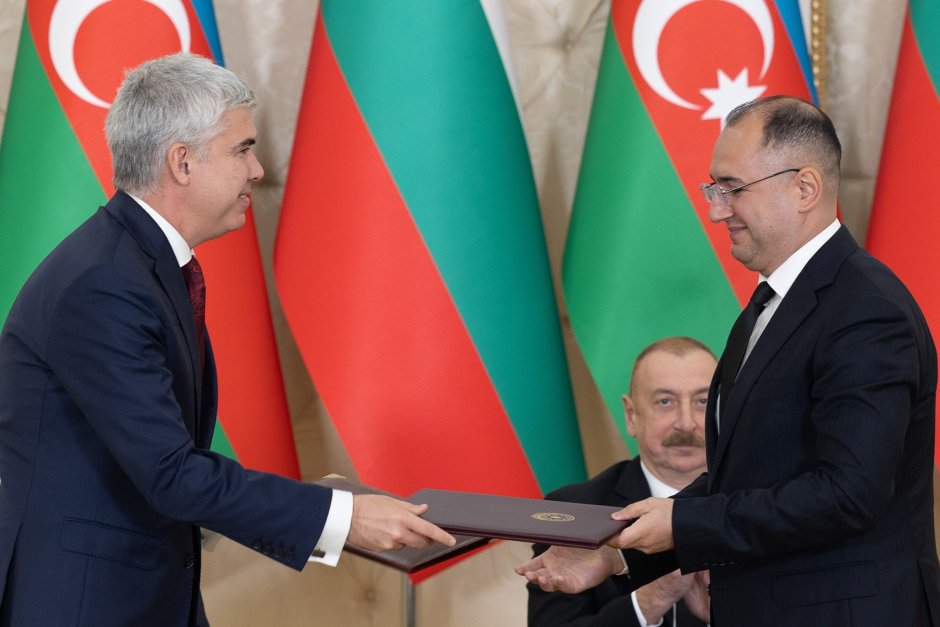 Малинов и заместник-министърът на цифровото развитие и транспорта на Азербайджан Айдин Каримов подписват меморандум в областта на иновациите, сн. МЕ разбирателство 