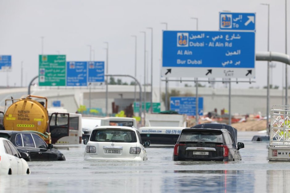 Пътища до летището остават наводнени и блокирани с множество пътници, искащи да напуснат ОАЕ, сн. GettyImages