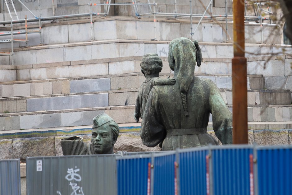 Реставрацията на свалените фигури от Паметника на Съветската армия ще струва над 2.5 млн. лв. Сн.БГНЕС