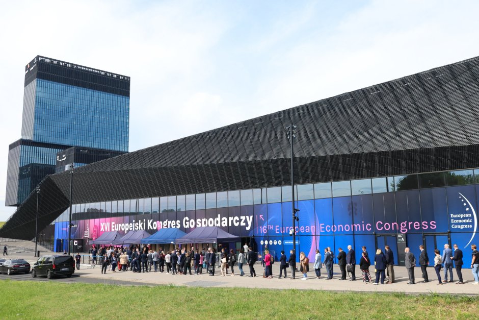 Участниците в Европейския икономически конгрес чакат да влязат в Международния конгресен център в Катовице, Полша, 7 май 2024. Снимка ЕПА/БГНЕС