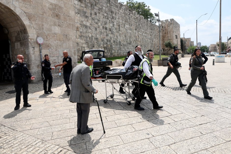 Израелската полиция съобщи, че полицай е бил ранен след нападение с нож в Стария град на Йерусалим. Нападателят, идентифициран от полицията като 34-годишен гражданин от Турция, е бил убит на място. ЕПА/БГНЕС