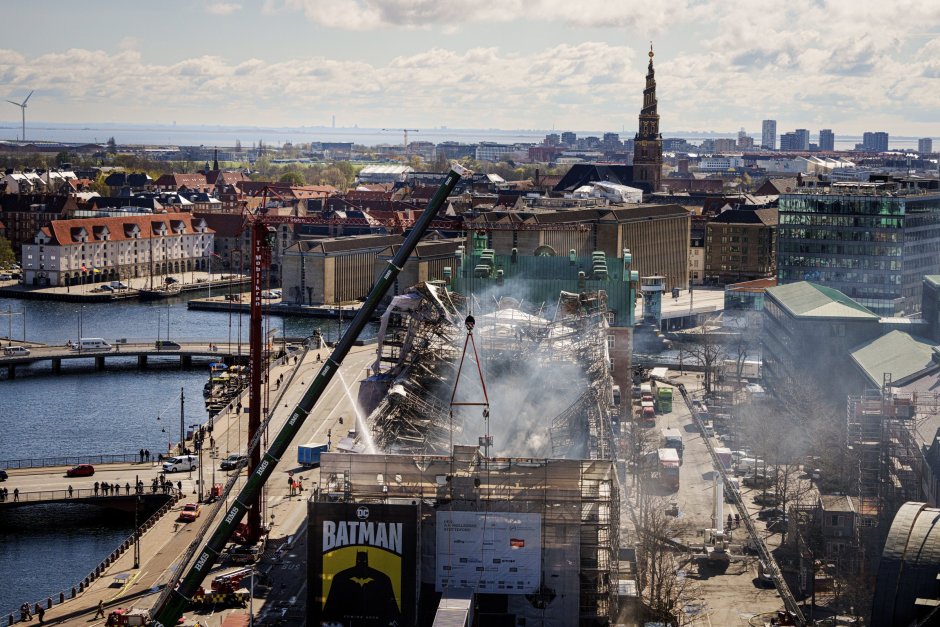 Продължава борбата с пожара в старата фондова борса в Копенхаген