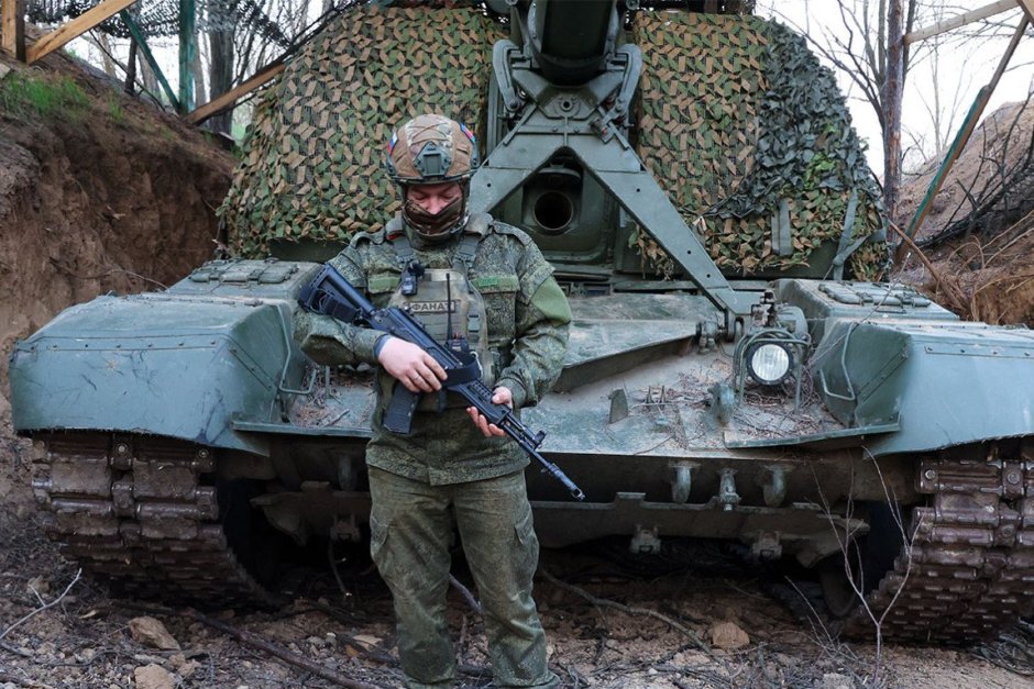 Руския военен пред танк, снимка ТАСС
