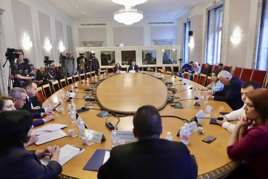 Заседанието на временната комисия, председателствано от Станислав Балабанов. Снимка: БГНЕС