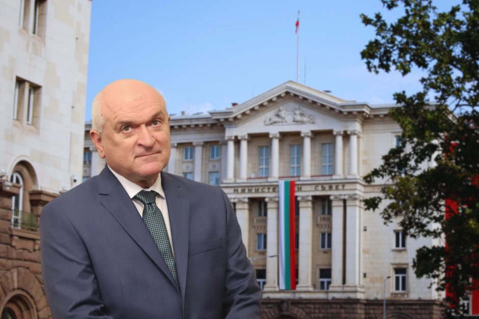 Димитър Главчев на фона на сградата на Министерския съвет, колаж Mediapool
