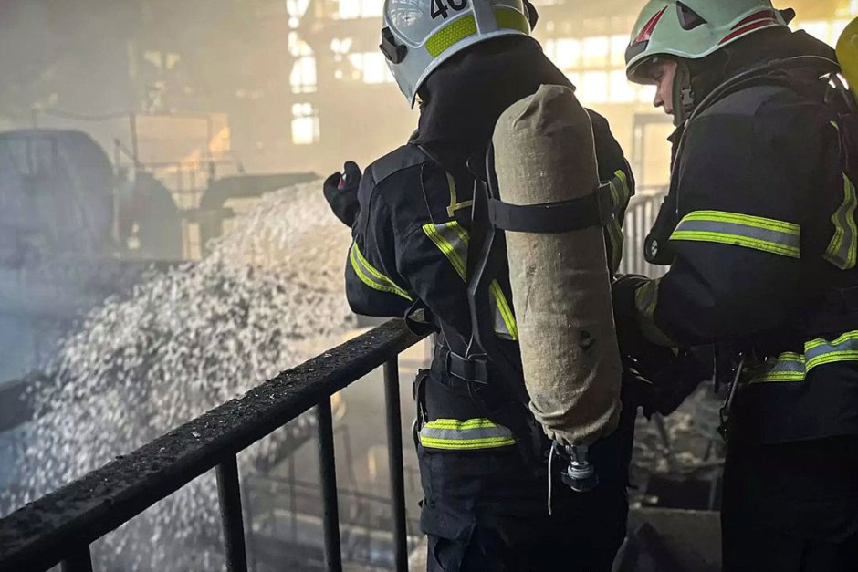 Архивна снмика на пожарникари, които гасят пожар в Триполската ТЕЦ в Украйна