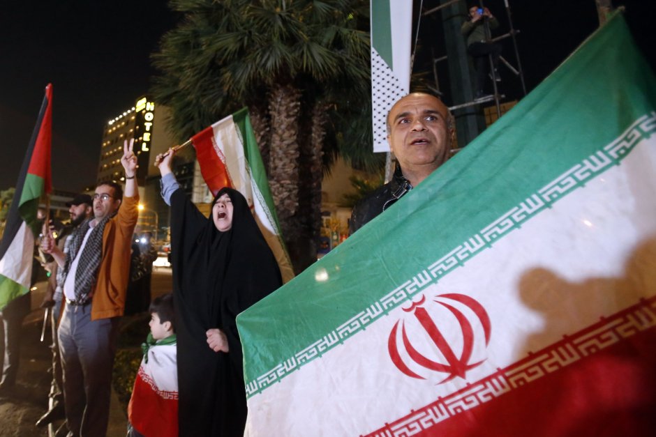 Още рано сутринта в неделя хора се съхраха на площада в Техеран, приветствайки ударите срещу Израел,  сн. ЕПА/БГНЕС