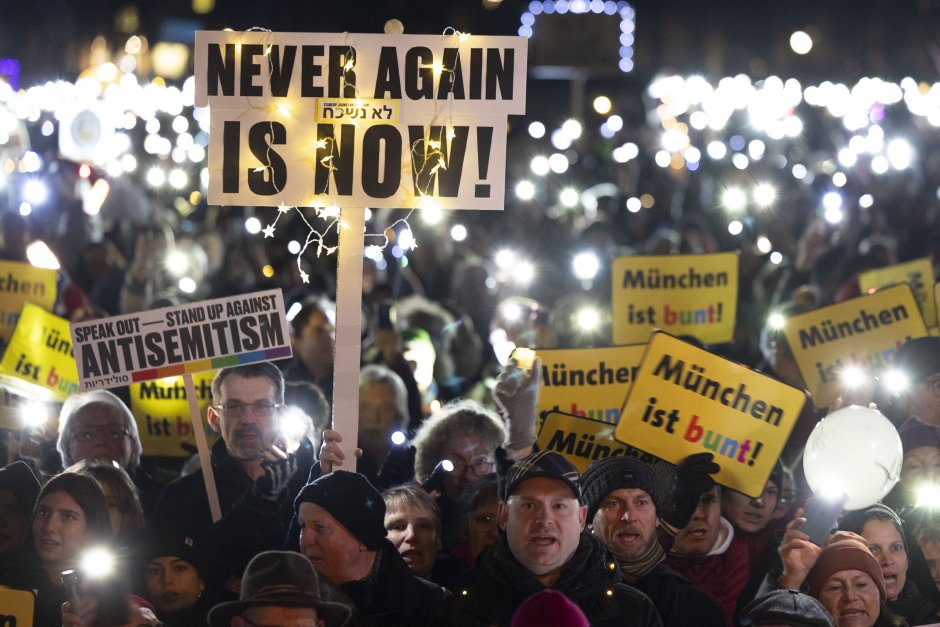 Протест в Мюнхен срещу расизма и антисемитизма. Сн. ЕПА/БГНЕС-архив