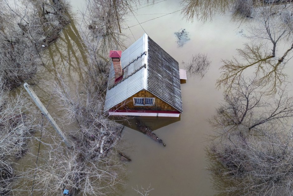 Наводнена къща в района на Оренбург, Сн. ЕПА/БГНЕС