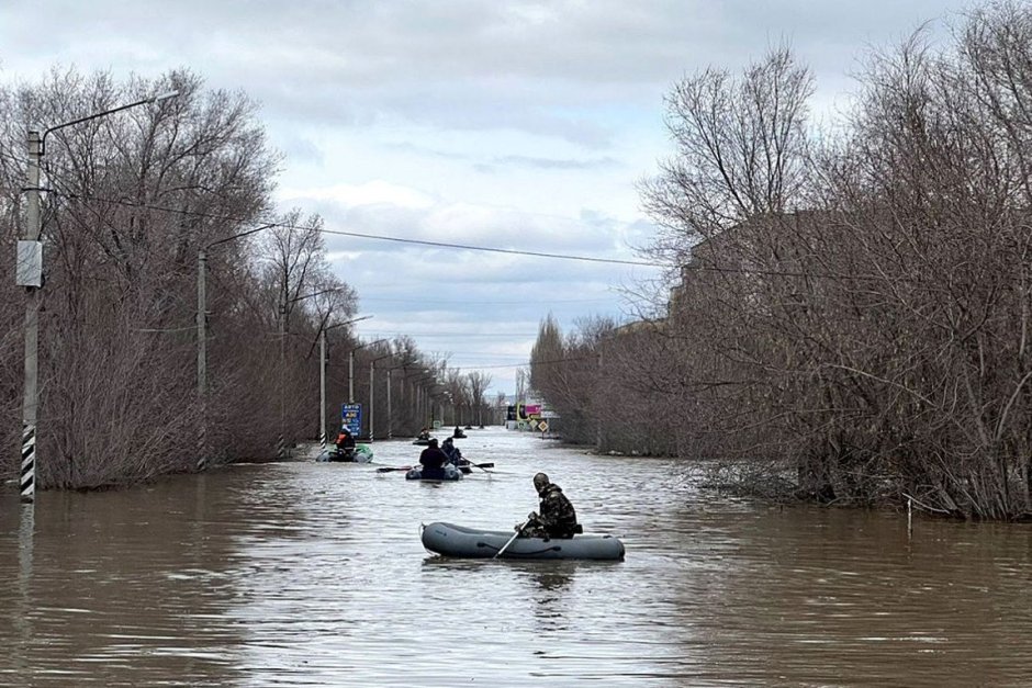 Русия и Казахстан евакуират над 100 000 души на фона на най-тежките наводнения от десетилетия