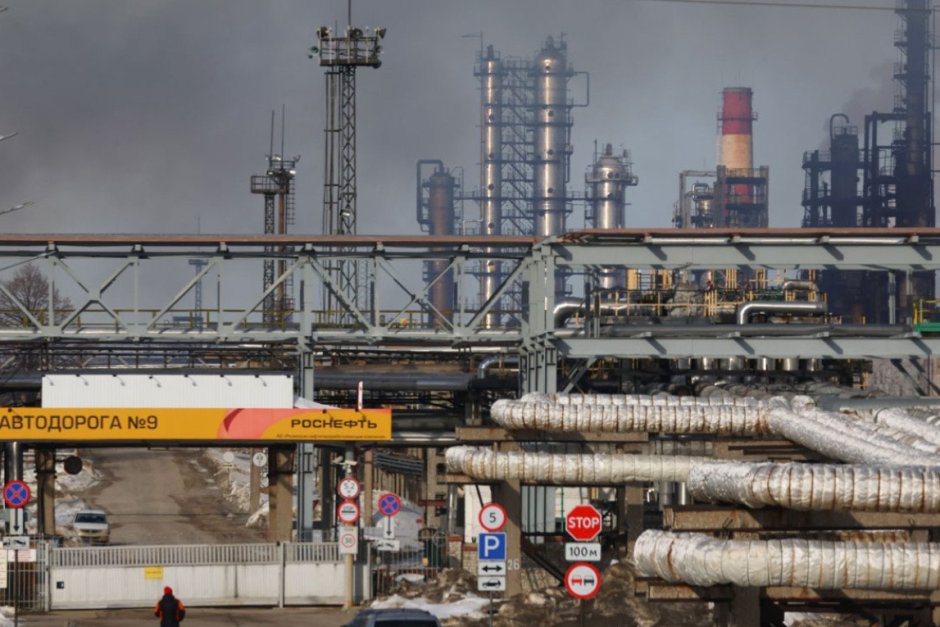 Рафинерията в Рязан по време на пожар, възникнал в резултат на украинския удар