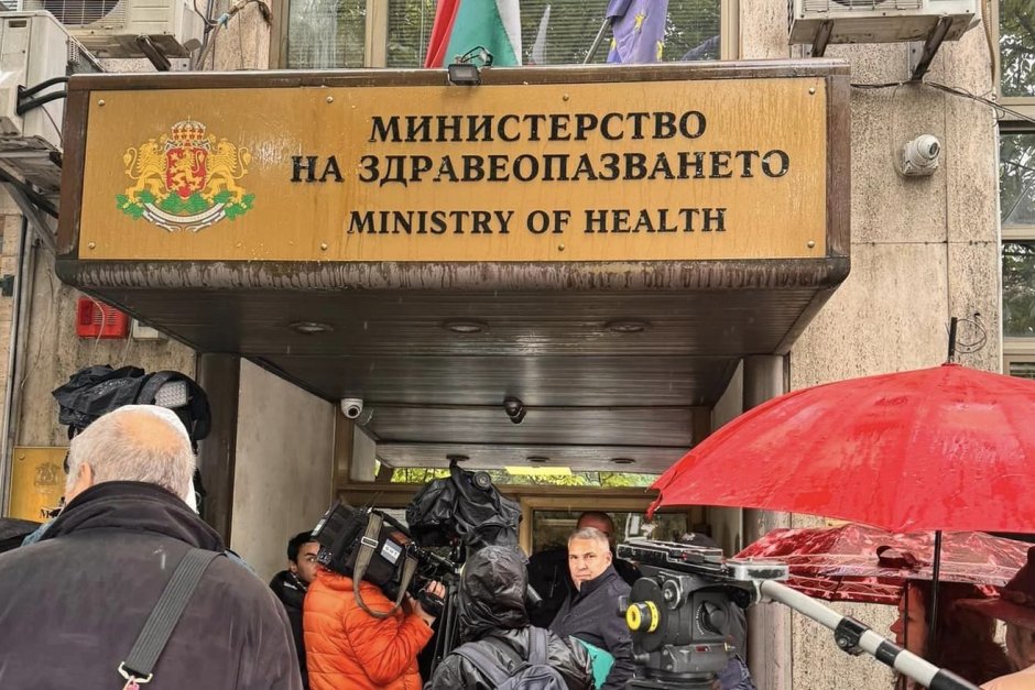 Протест пред МЗ поиска оставката на служебния здравен министър заради шефа на "Пирогов"