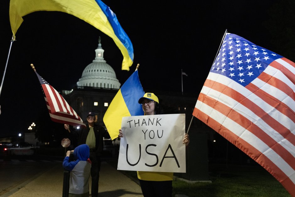 Поддържници на Украйна развяват знаме пред Капитолия преди гласуването, снимка ЕПА/БГНЕС