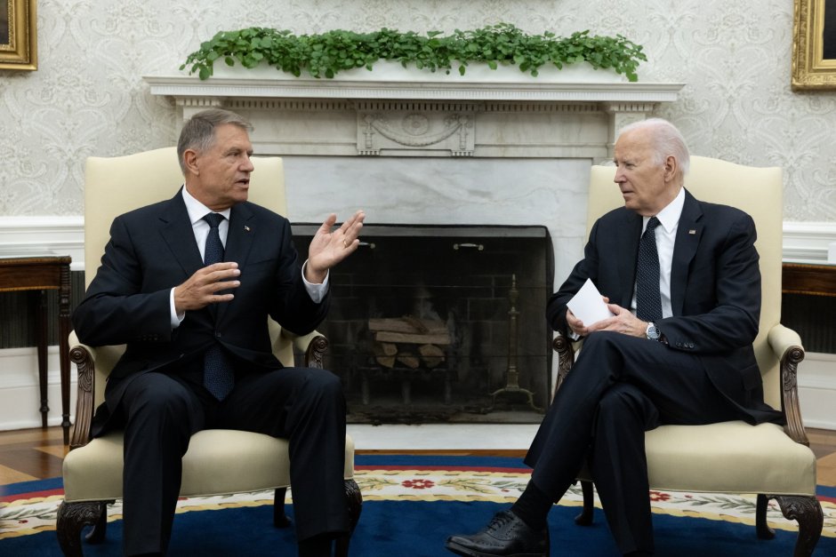 Кадър от разговорите на румънския президент Клаус Йоханис с американския му колега Джо Байдън, снимка ЕПА/БГНЕС