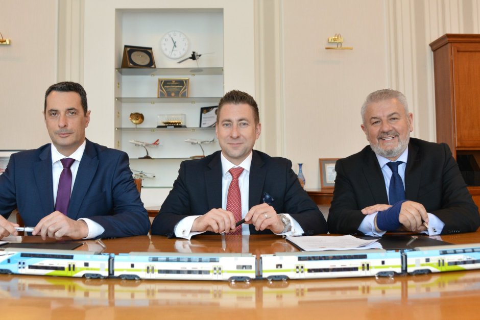 Министърът на транспорта Георги Гвоздейков и ръководството на полската компания "Щадлер" подписаха договора за доставка на 7 нови влака за 300 млн. лв. Сн.МТС