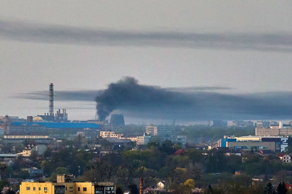 Облак от дим след поредния руски удар срещу Харков, Сн. ЕПА/БГНЕС
