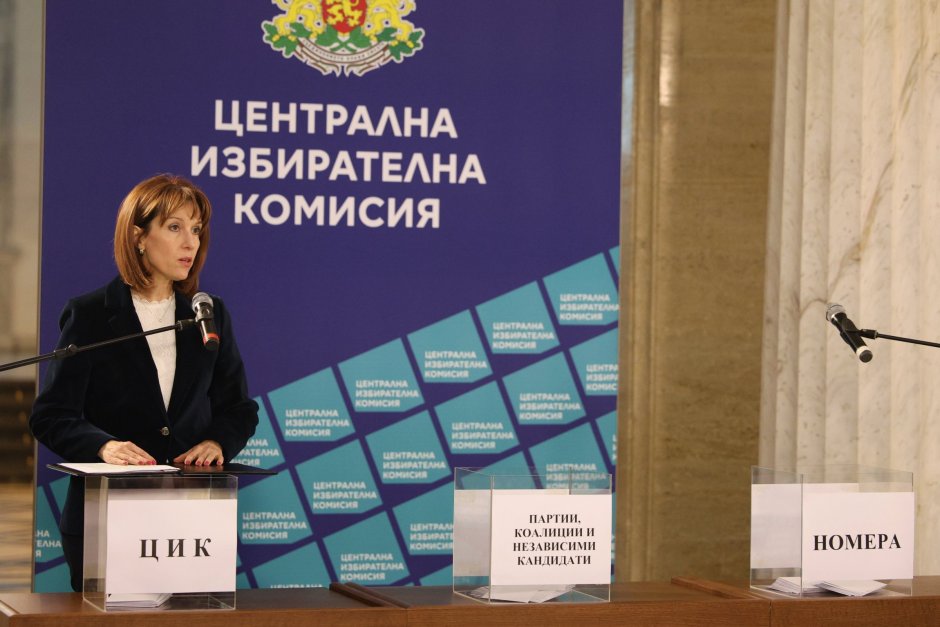 Председателят на ЦИК Камелия Нейкова при тегленето на номерата на партиите и коалициите, снимка: БГНЕС