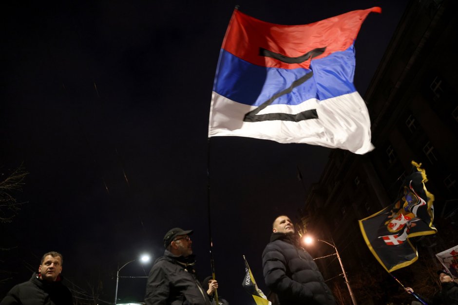 Протестиращ размахва сръбско знаме, украсено с буквата "Z", по време на митинг по случай 25-ата годишнина от въздушните бомбардировки на НАТО в Белград, Сърбия, 24 март 2024 г. ЕПА/БГНЕС