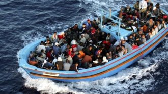 9 загинали и 15 в неизвестност след преобръщане на лодка с мигранти край Лампедуза