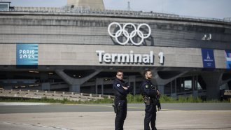 Френски полицаи на пост на парижкото летище Шарл дьо Гол, Сн. ЕПА/БГНЕС