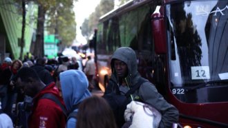 Френската полиция разтури импровизиран лагер на стотици мигранти в Париж
