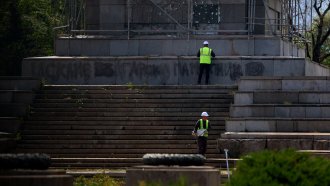 Демонтажът на Паметника на Съветската армия продължава с надписа и плочите