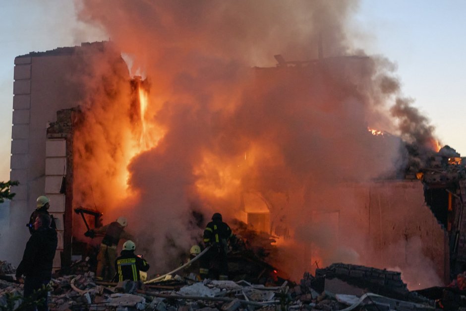 Украински спасители гасят пожар причинен от руски ракетен удар през нощта върху частни сгради в Харков на 10 май 2024 г. Сн. ЕПА/БГНЕС