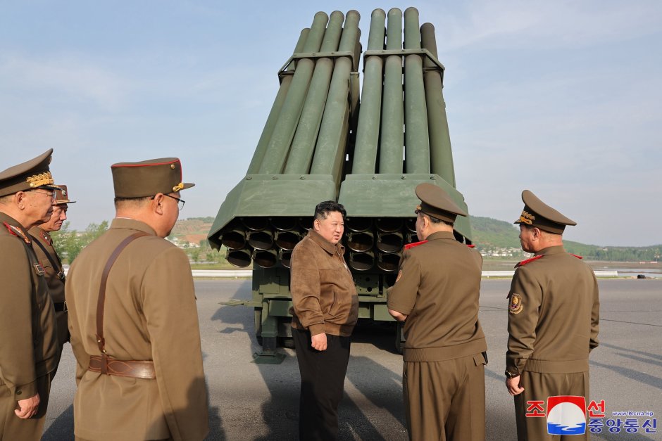 Севернокорейският лидер Ким Чен-ун инспектира артилерийска оръжейна система и присъства на пробна стрелба Сн. КЦТА