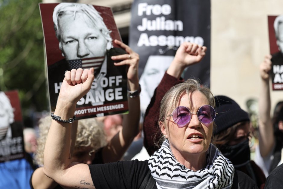 Демонстранти в подкрепа на Асандж се събраха пред сградата на съда в Лондон, Сн. ЕПА/БГНЕС
